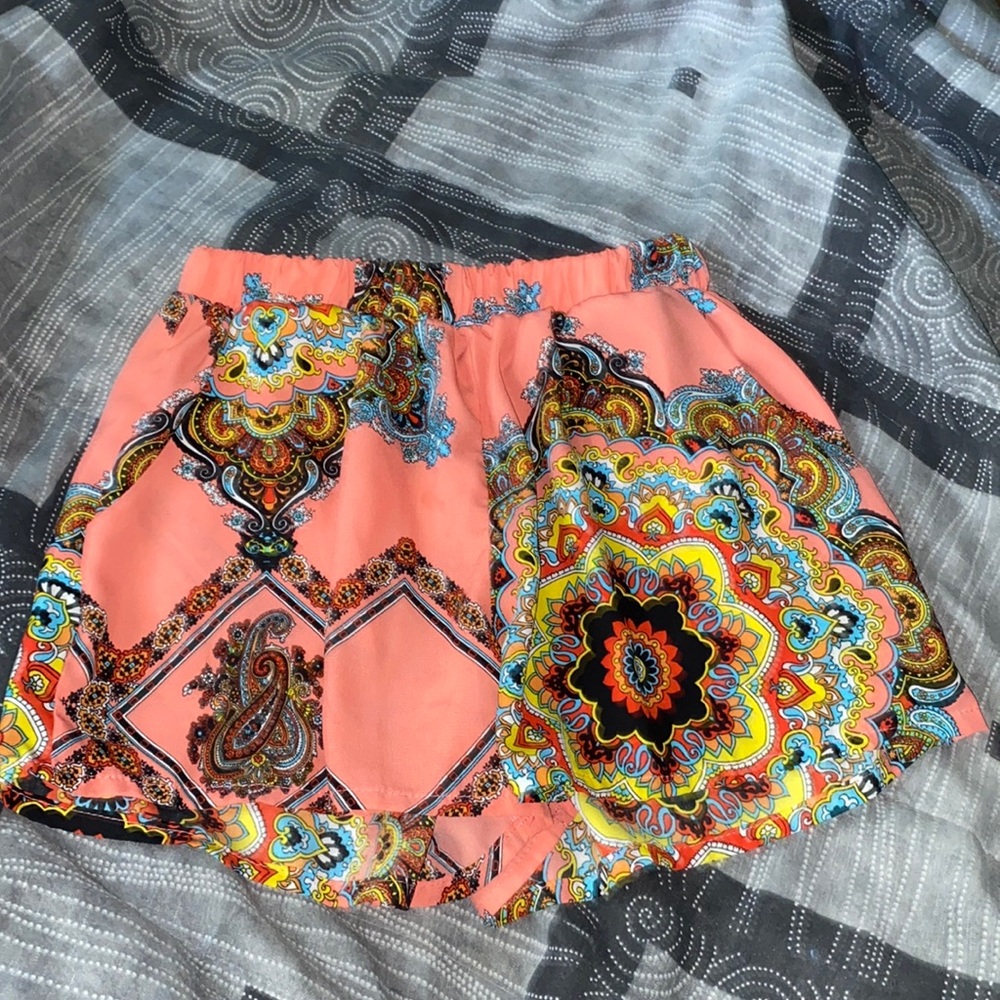 print design shorts, size 2 can fit anywhere from 2-5